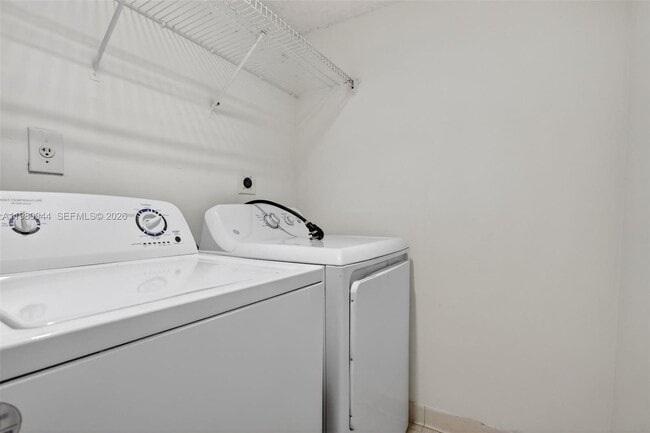 Building Photo - 400 Palm Cir W