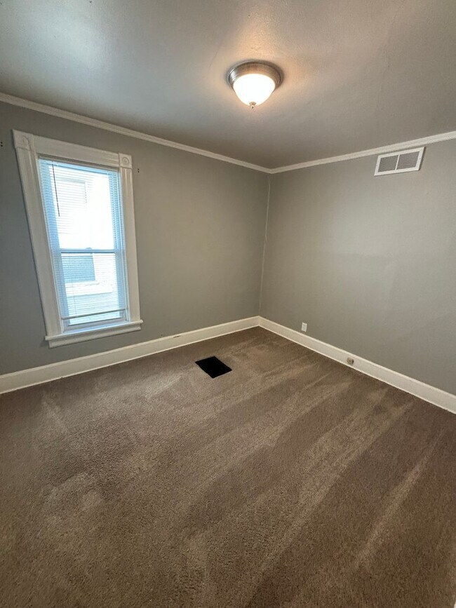 Building Photo - 916 E Lyon St