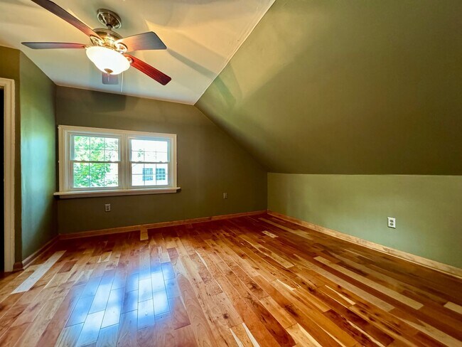 Building Photo - Quaint Cottage steps Away From VT Campus