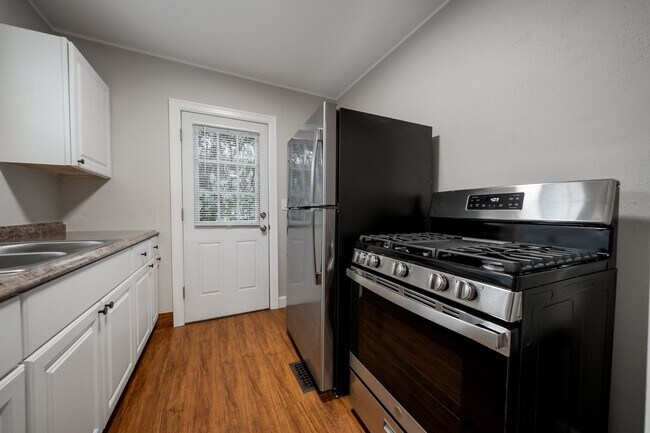 Building Photo - Delightful Updated 1-bedroom unit.
