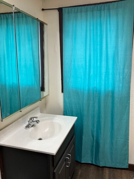 Building Photo - 517 11th Ave W