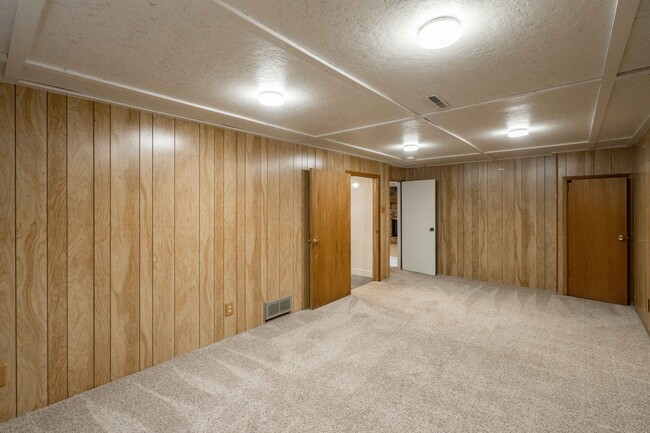 Building Photo - 106 NE Grant St