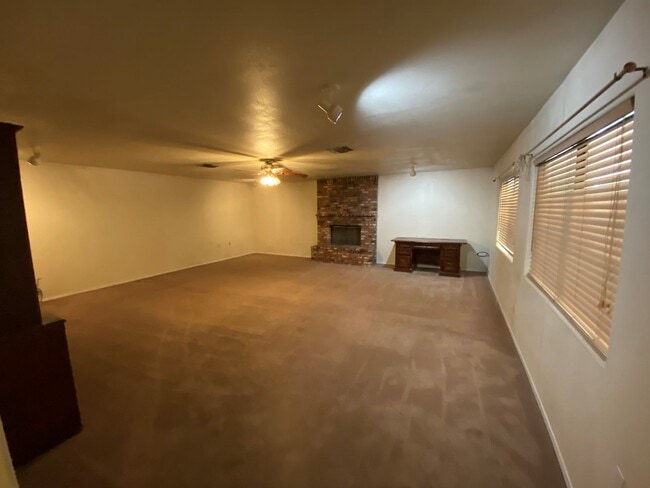 Building Photo - 317 S Hill St