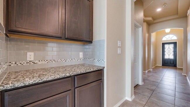 Building Photo - 2025 Lake Vista Dr