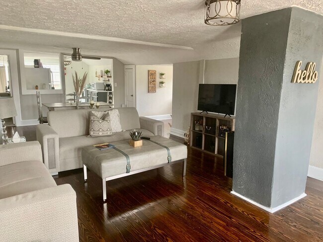 Primary Photo - 3201 Old Buncombe Rd