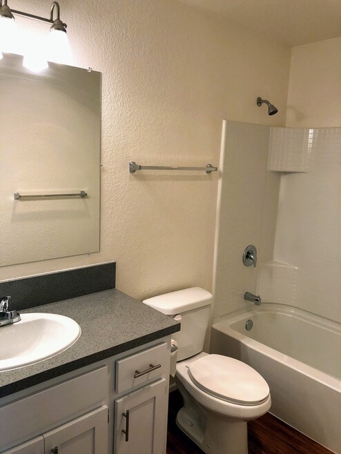 Building Photo - 366 Moss St