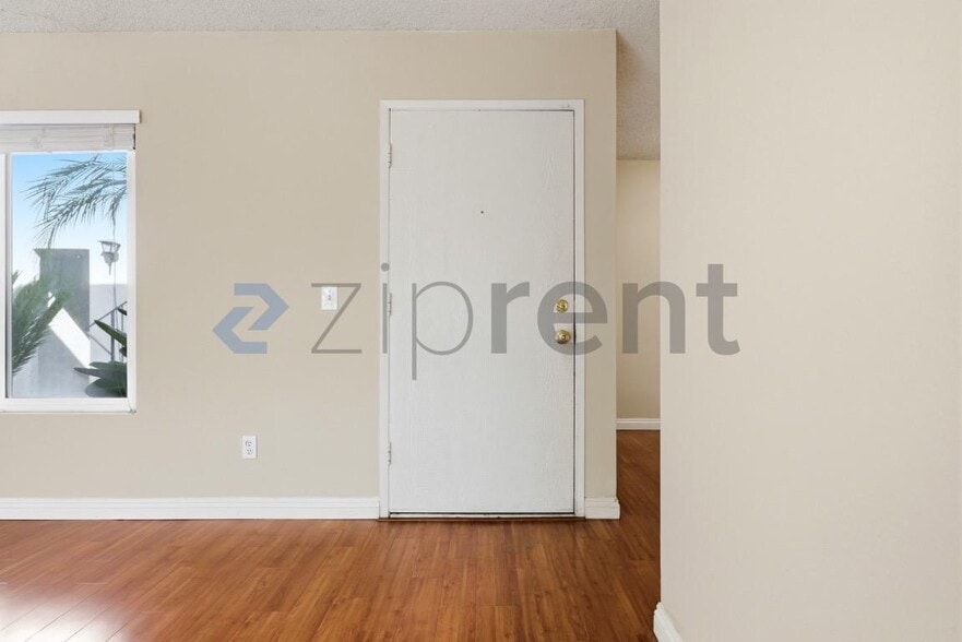 Building Photo - Unit B