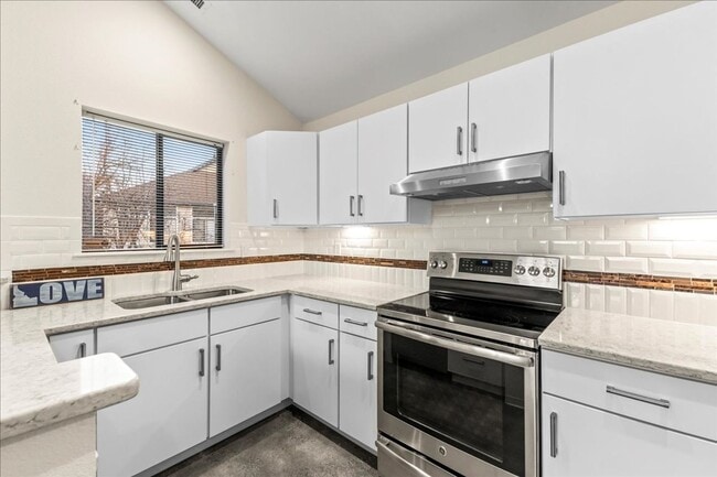 Building Photo - 2-bedroom 2-bathroom condo, located steps from the Boise River Greenbelt