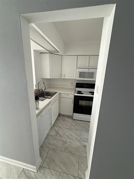 Building Photo - 3320 N Arnoult Rd