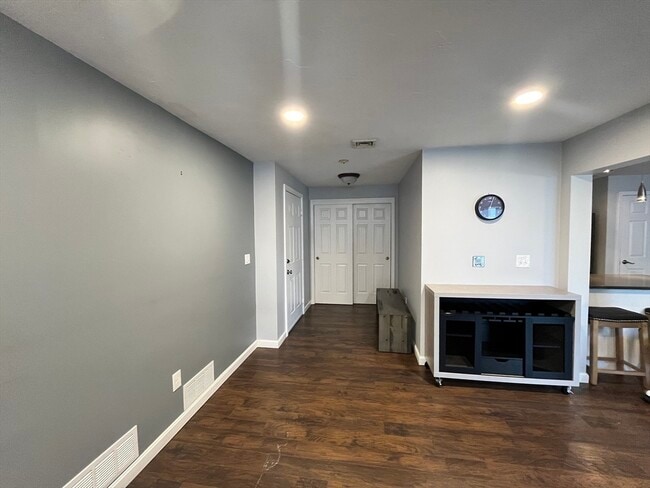 Building Photo - 1830 Main St