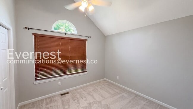 Building Photo - 5 Bed, 3 Bath Home with Fenced Yard & Garage / Pet-Friendly / Available Now!