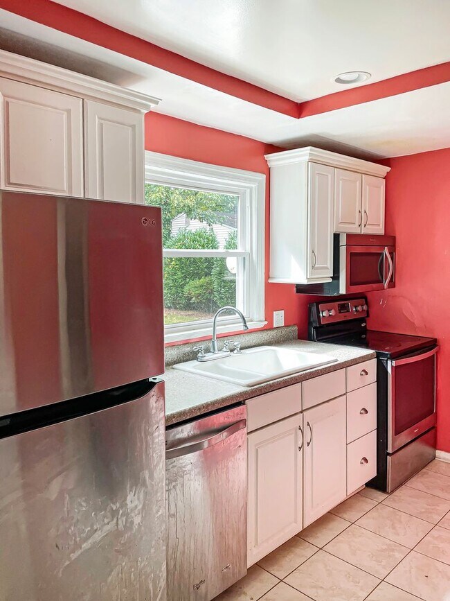 Building Photo - Holiday Special! Majestic single-family home!!! – No Application Fee This Season!