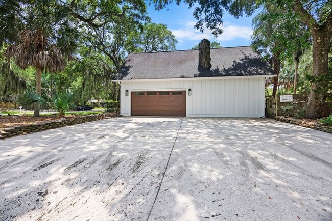 Building Photo - Available 6/15. Stunning, Fully-Rennovated...