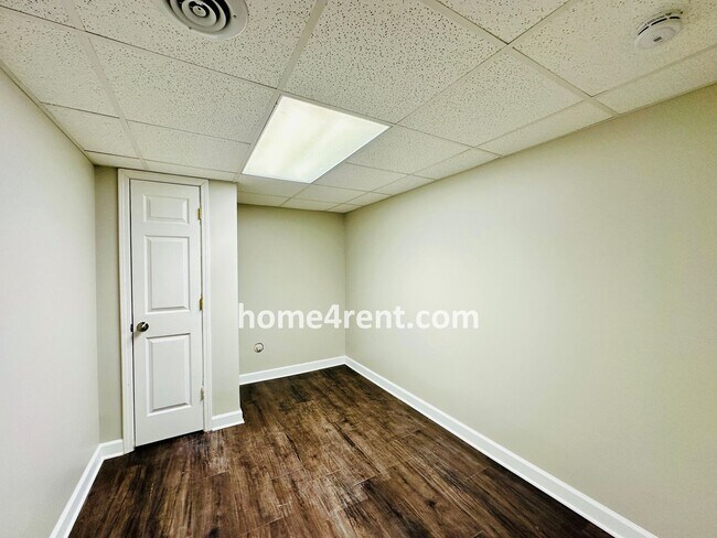 Building Photo - Elegant Cul-de-Sac Retreat with 5th Bedroo...