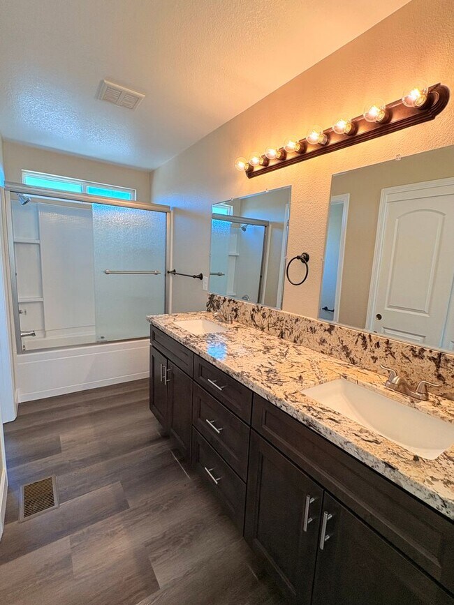 Building Photo - Stunning 4 bedroom house in Livingston