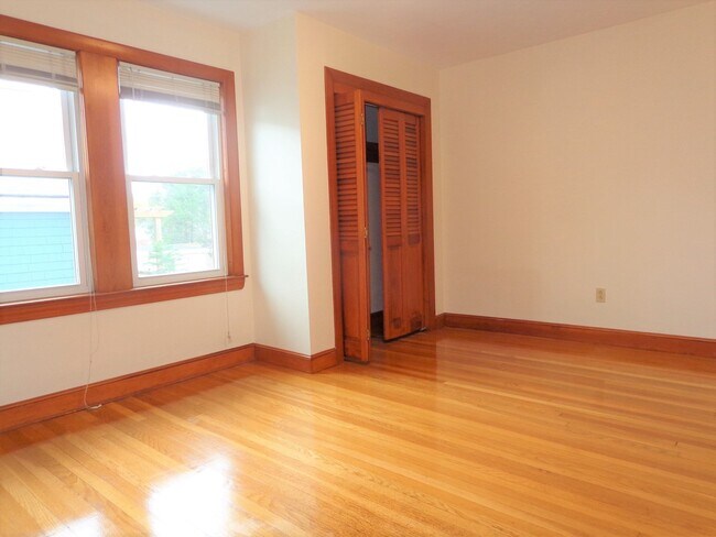 Building Photo - 20 School St