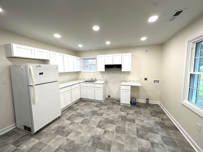 Building Photo - Bright & Modern 2BR/1BA - Outside City Limits