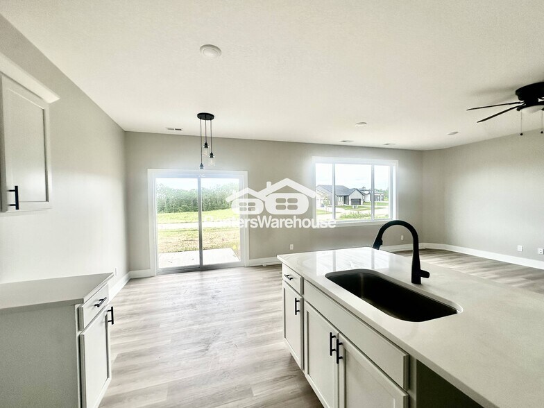 Building Photo - 7000 Lake Hill Dr