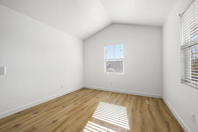 Building Photo - 2025 Northfield Dr