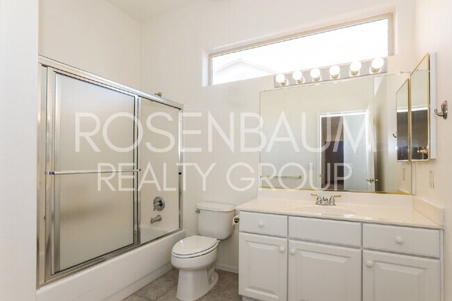 Building Photo - Stunning 2-beds, 2-baths home located in t...