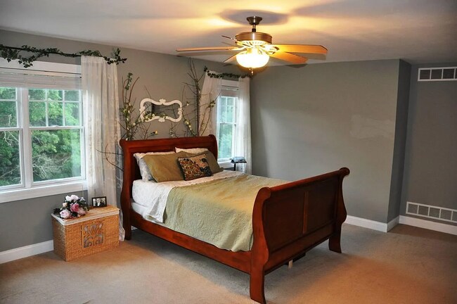 Building Photo - 4627 Sunburst Dr