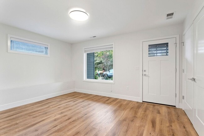 Building Photo - 4 bed/3.5 Bath Townhouse in Richmond Neighborhood, SE Portland