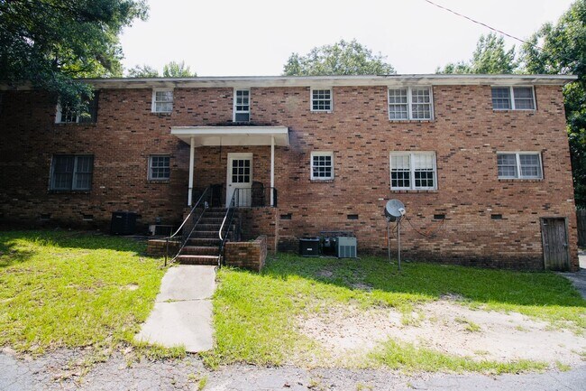 Building Photo - Spacious 2 Bedroom, 1 Bath - Available NOW!