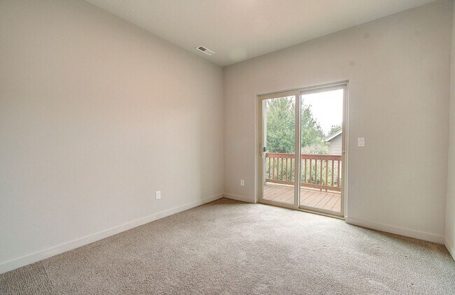 Building Photo - 3bd 2.5ba Daylight Ranch Home on Corner Lot