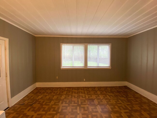 Building Photo - 2 bed, 1 bath with hardwood floors by U of...