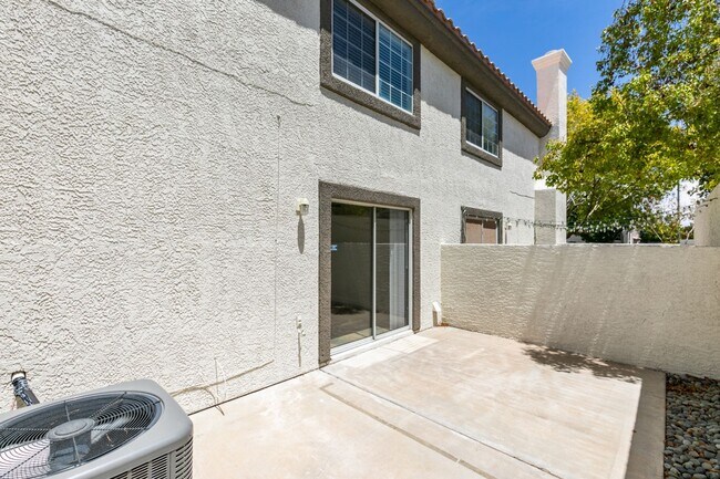 Building Photo - Modern 2 Bed, 2.5 Bath Henderson Townhome