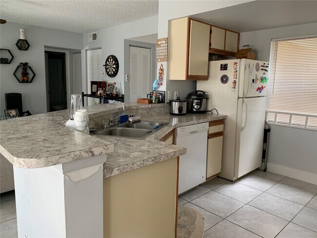Building Photo - 9999 Summerbreeze Dr