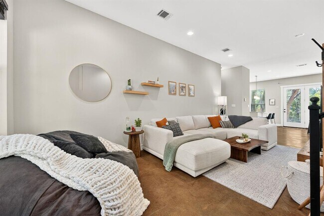 Building Photo - 3003 Lovell Dr