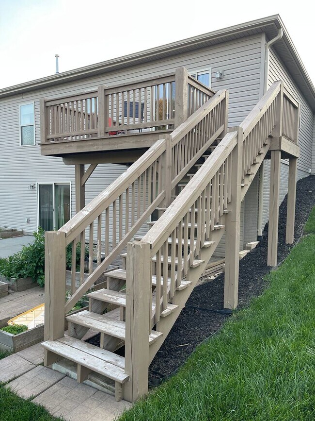 Building Photo - Spacious home in super nice neighborhood in Northwest Omaha