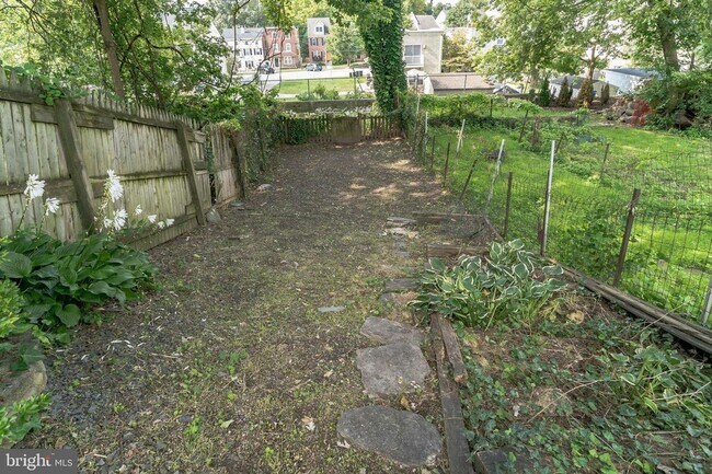 Building Photo - Spacious 3-Bedroom Home with Deck and Bonu...