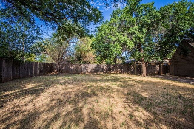 Building Photo - "Spacious 5-Bed Oasis with Granite Elegance & Hardwood Charm in Lubbock!"