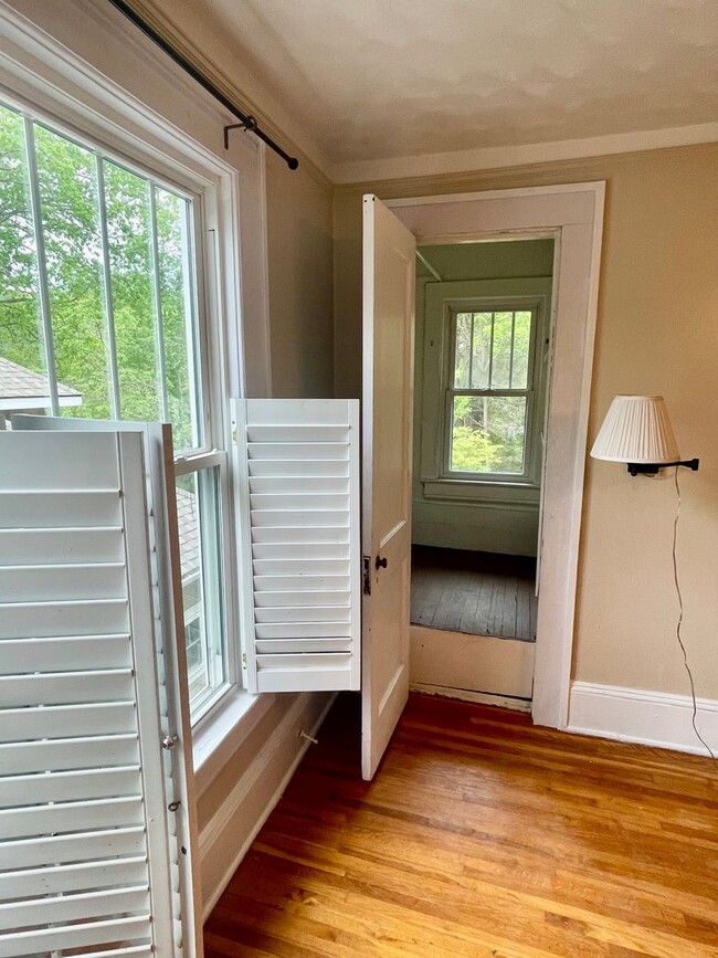 Building Photo - Beautiful Historic Kenilworth 3 bed, 1.5 b...