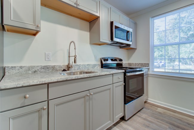Building Photo - Renovated 3BR/2BA Home for Rent in North Charleston Granite Countertops Stainless Steel Appliances