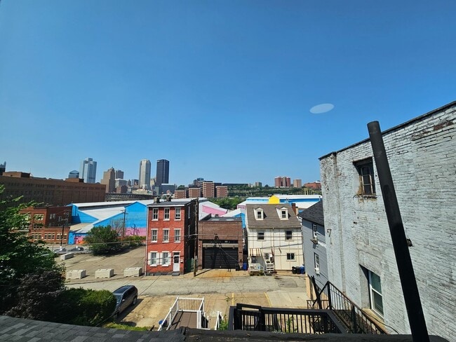 Building Photo - Newly updated 2 bedroom 1 bath apartment f...