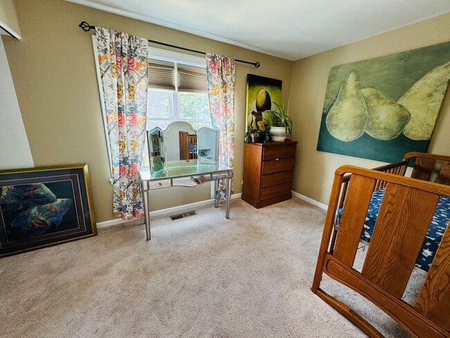 Building Photo - Spacious 3 Bedroom Townhouse