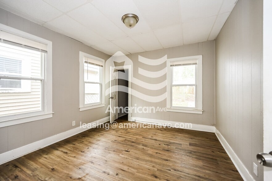 Building Photo - 321 S 43rd St