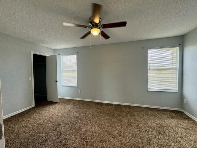 Building Photo - Contemporary Townhome for Rent in Davenpor...