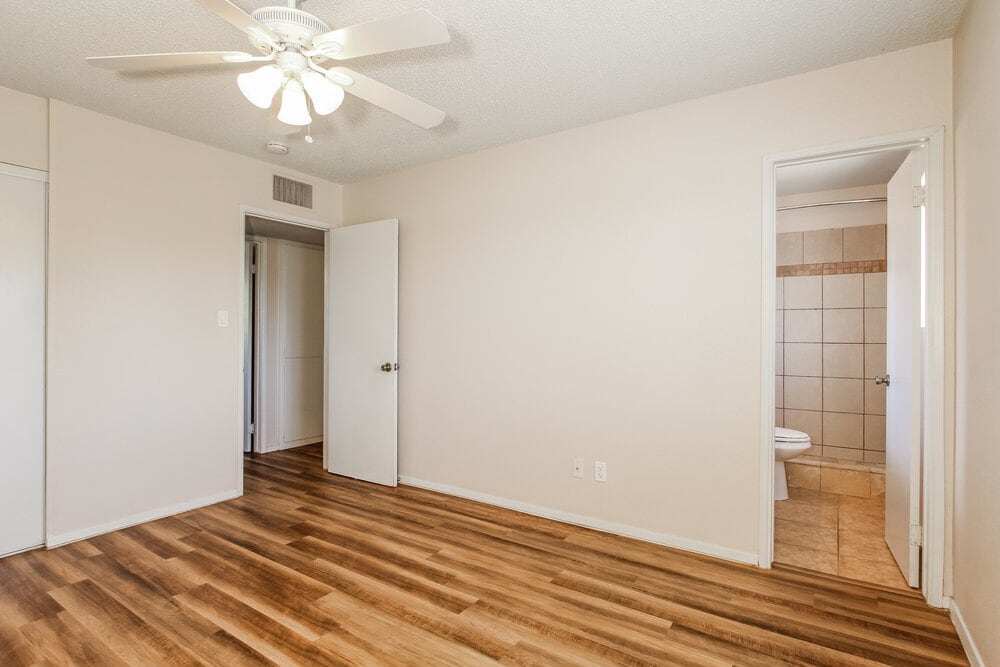 Building Photo - 8037 E Oak St