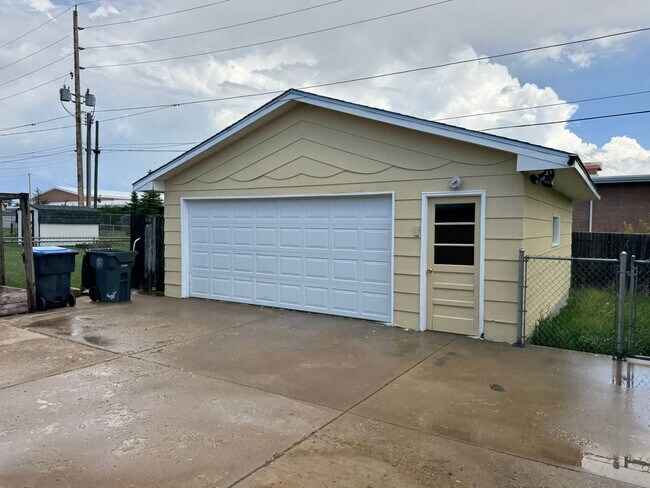 Building Photo - 5 Bedroom ,3 bathroom Single Family Unit