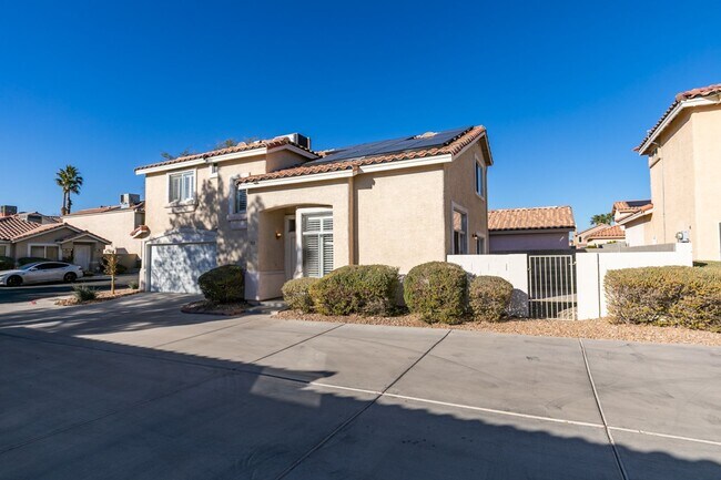 Building Photo - GORGEOUS HOME WITH TONS OF UPGRADES*GATED COMMUNITY WITH A COMMUNITY POOL*