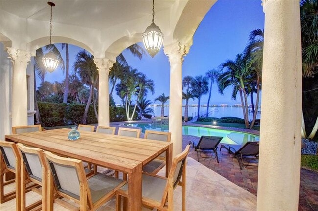 Building Photo - 1320 S Lakeside Dr