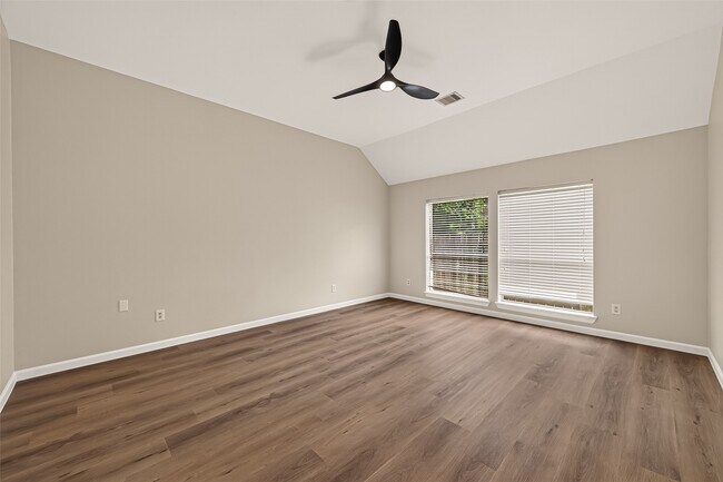 Building Photo - 706 Silver Creek Cir