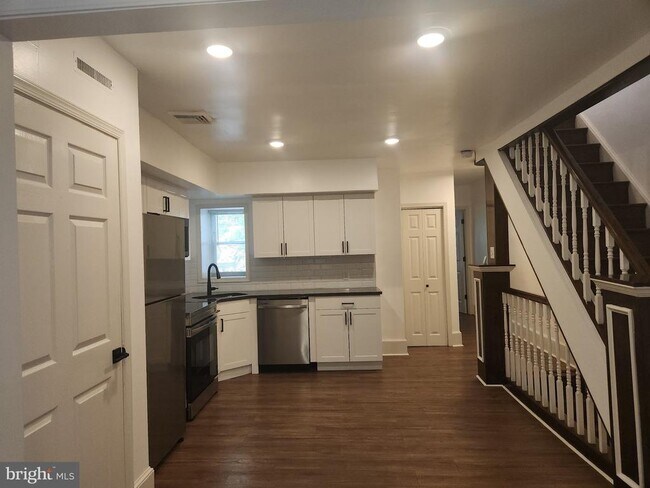 Building Photo - 3856 Terrace St