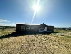 Building Photo - Stunning interior of this single level hom...