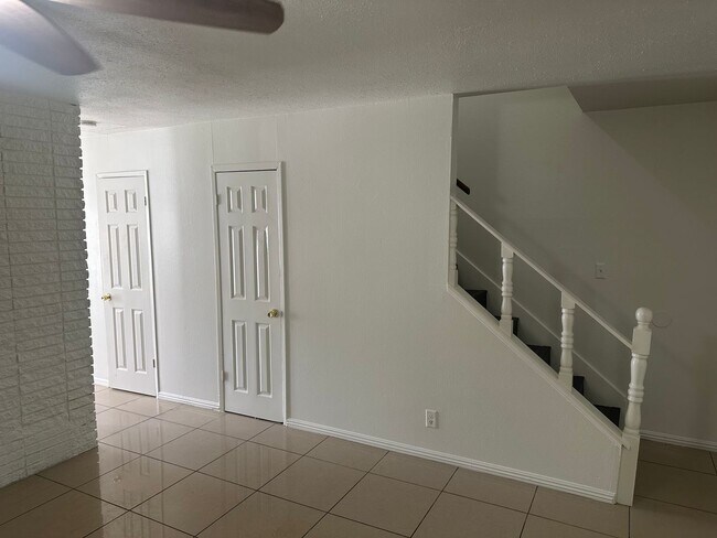 Building Photo - SE!!! Townhouse, Community Pool, Clubhouse...