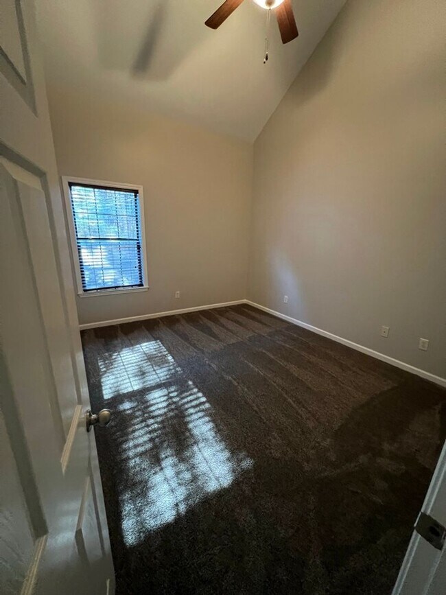 Building Photo - Townhome For Rent In Hoover!!! View with 48 Hours Notice!